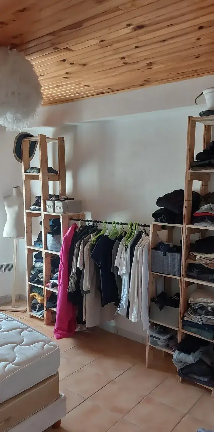 Dressing sur mesure fabriqué en bois de palette récupéré